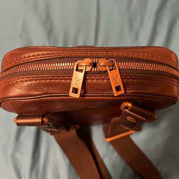 Authentic Louis Vuitton cross body messenger bag. Excellent condition. - Picture 7 of 9